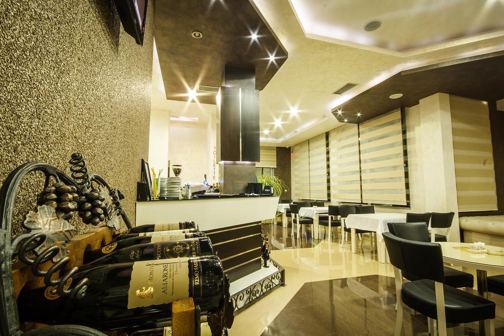 Hotel Oasis Подгориця Екстер'єр фото