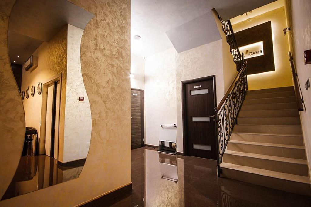 Hotel Oasis Подгориця Екстер'єр фото