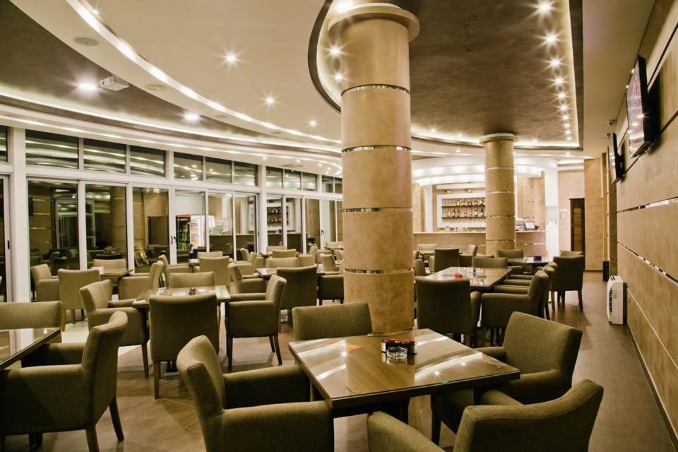 Hotel Oasis Подгориця Екстер'єр фото
