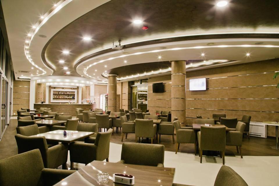 Hotel Oasis Подгориця Екстер'єр фото