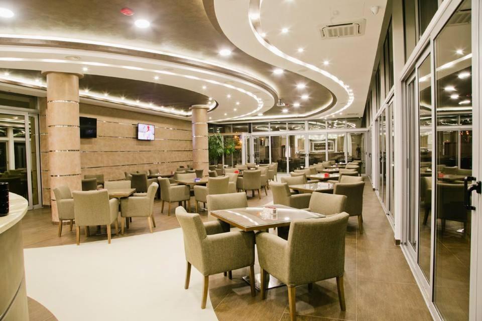 Hotel Oasis Подгориця Екстер'єр фото