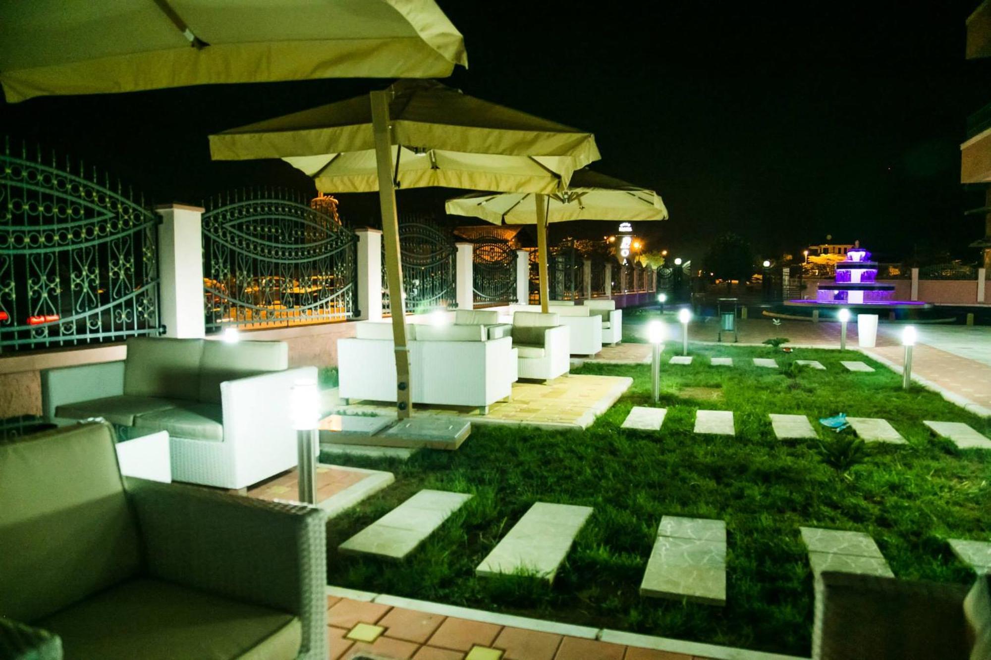 Hotel Oasis Подгориця Екстер'єр фото
