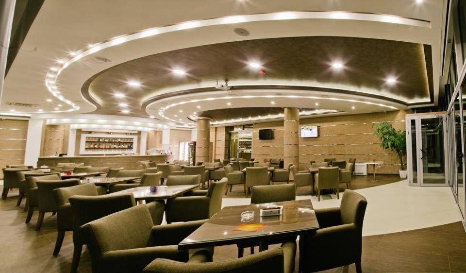 Hotel Oasis Подгориця Екстер'єр фото