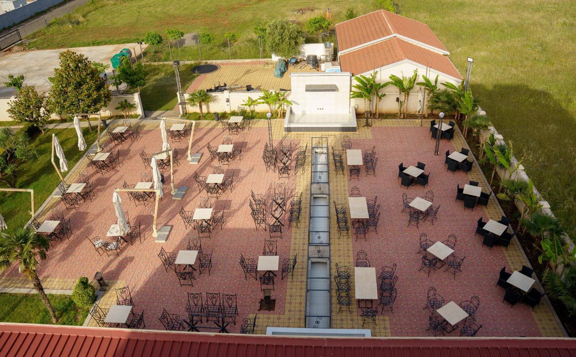 Hotel Oasis Подгориця Екстер'єр фото