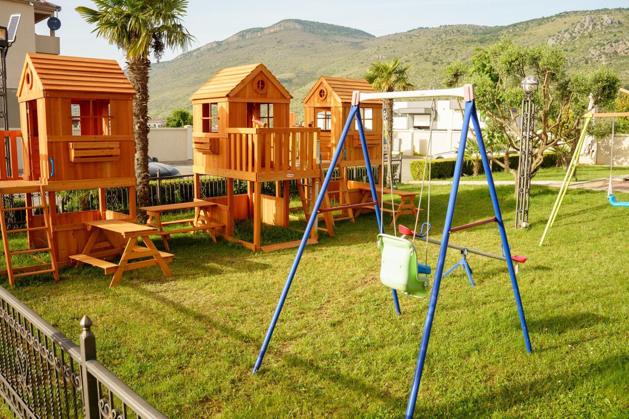 Hotel Oasis Подгориця Екстер'єр фото