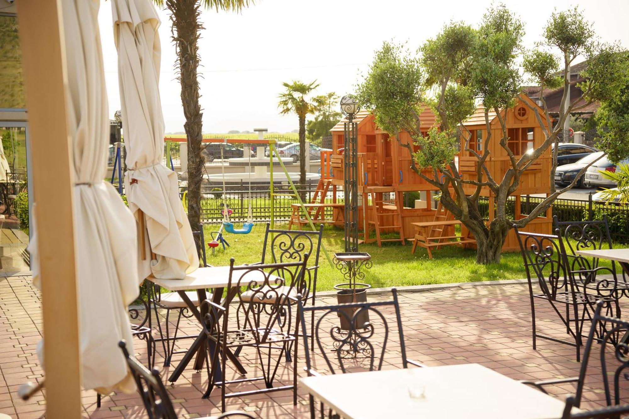 Hotel Oasis Подгориця Екстер'єр фото