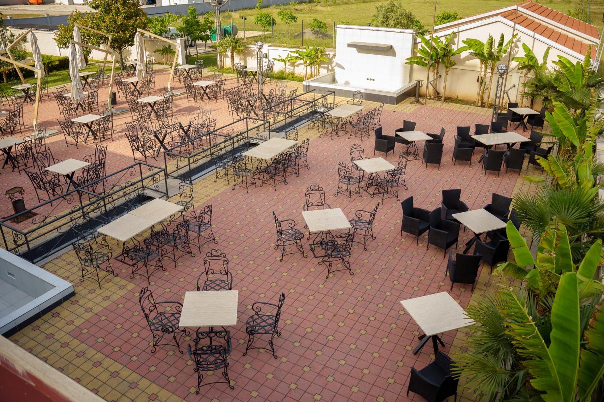 Hotel Oasis Подгориця Екстер'єр фото