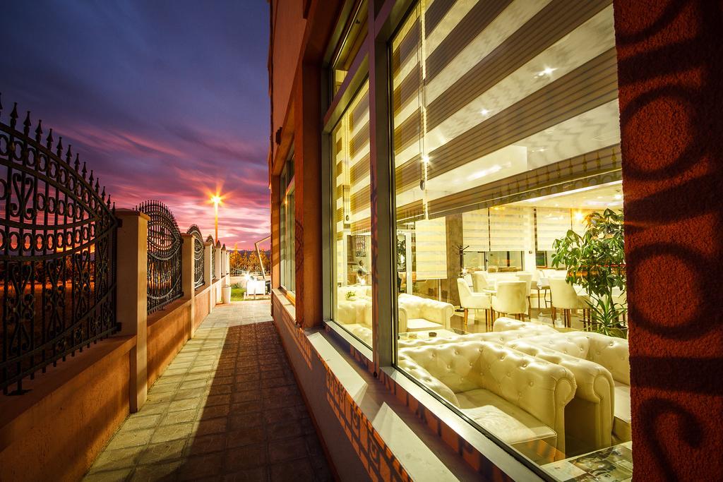 Hotel Oasis Подгориця Екстер'єр фото