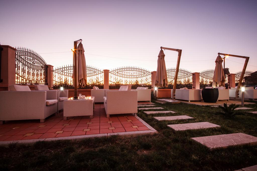 Hotel Oasis Подгориця Екстер'єр фото